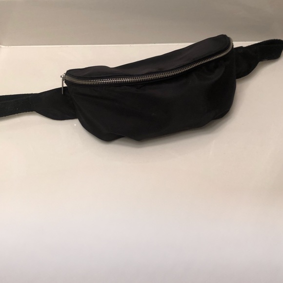 Accessories - NEW Black Fanny pack!!